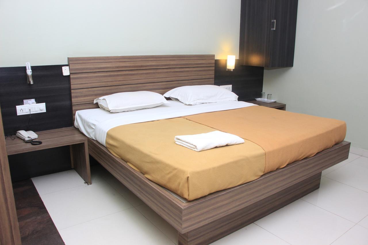 Hotel Sham Suman, Kolhapur- Opposite To Mahalaxmi Temple מראה חיצוני תמונה