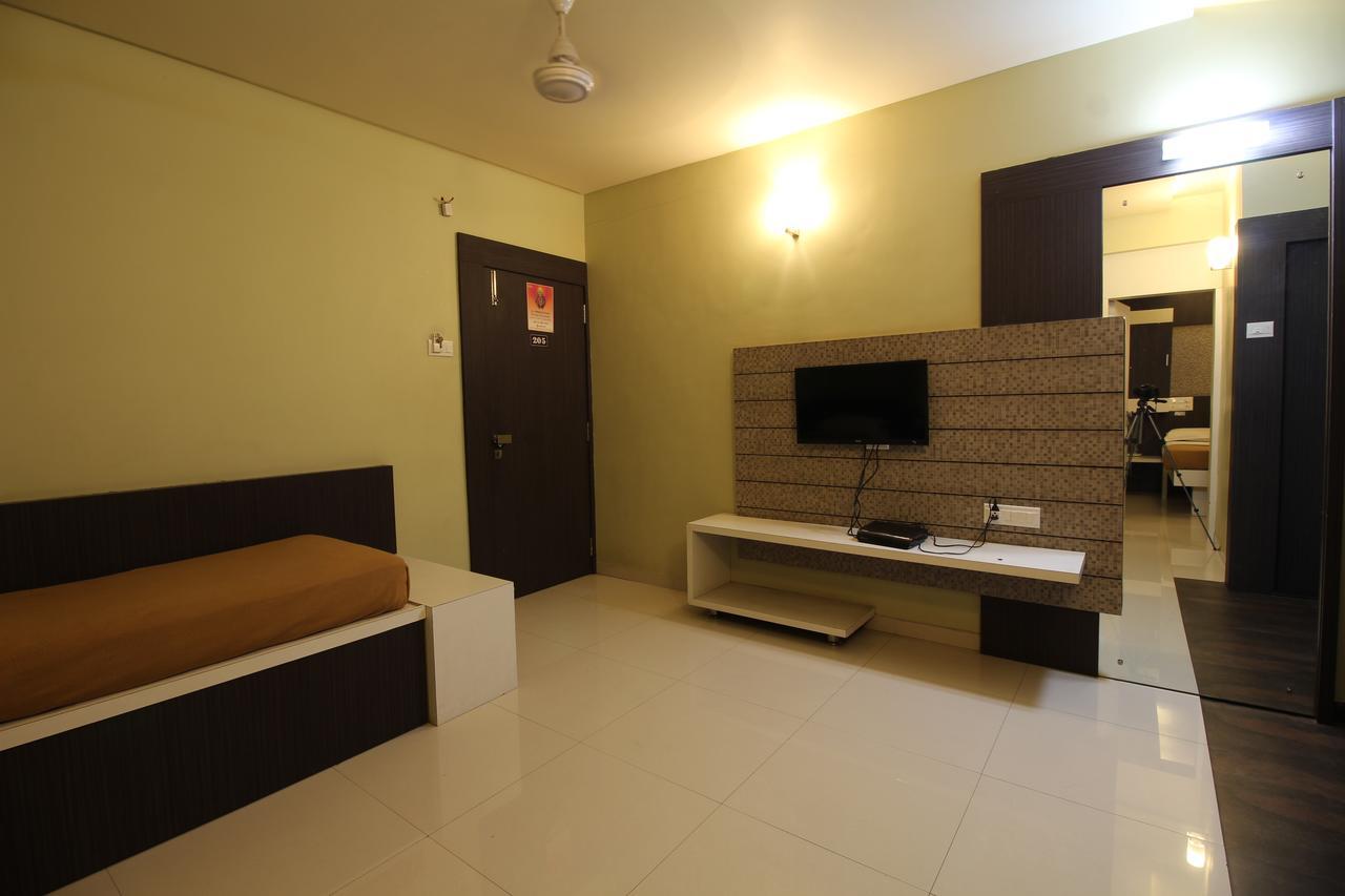 Hotel Sham Suman, Kolhapur- Opposite To Mahalaxmi Temple מראה חיצוני תמונה